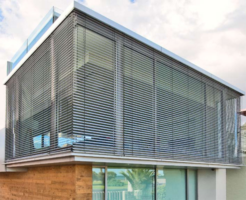szare, srebrne żaluzje zewnętrzne, silver exterior blinds | Osłony ... szare, srebrne żaluzje zewnętrzne, silver exterior blinds | Osłony ...