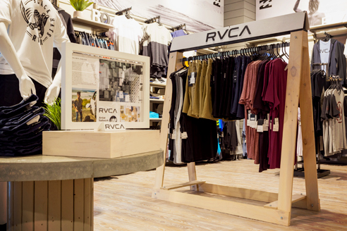 Timber hangers and custom-made wooden displays from SI Retail