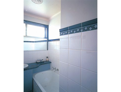 art deco border tiles in bathroom