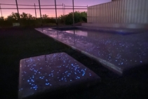 	Recycled Glass & PolyGlow in Pool Surround from Schneppa Glass	