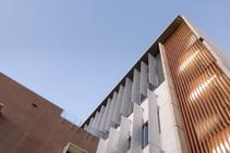 	Vertical Battens with Timber Grain Finish for Gold Coast Hospital by Louvreclad	