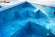 Glazed Porcelain Pool Installation Using LATICRETE