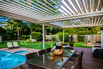 Horizontal Versus Perpendicular Louvres with Vergola