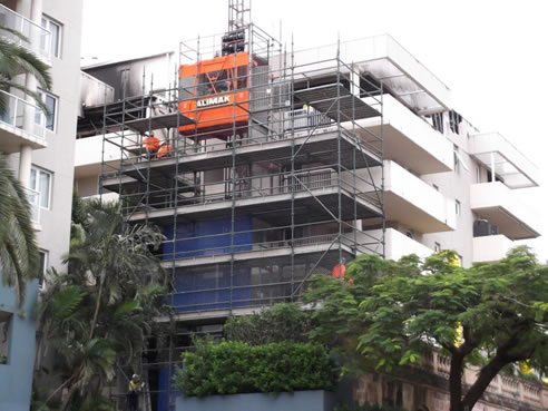 scando construction hoist at cathedral place apartments