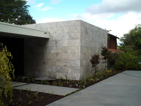 travertine panels fixed using stoneclips