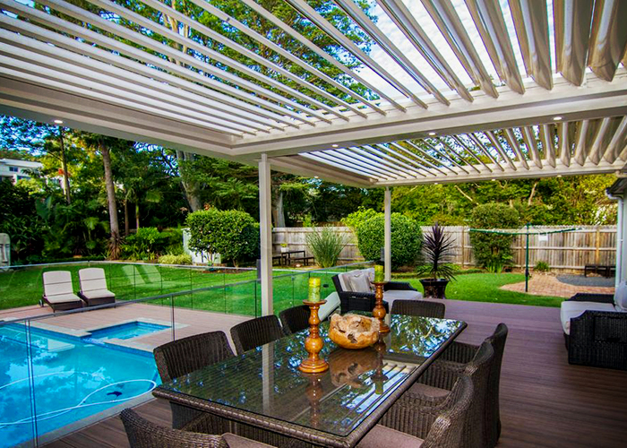 Horizontal Versus Perpendicular Louvres with Vergola