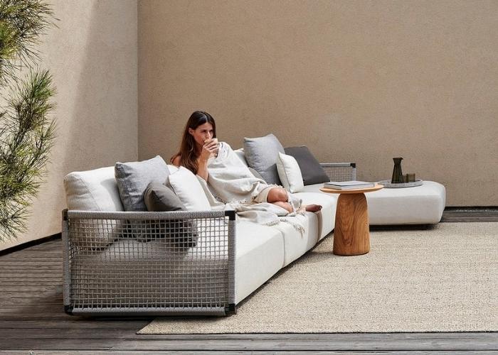 Having coffee outdoors and the NODI Sofa is a perfect match.