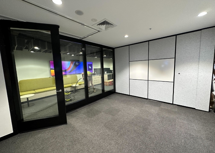 Intersecting Acoustic Walls for Meeting Rooms by Bildspec
