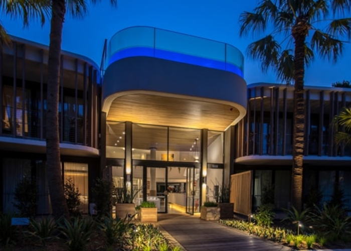 Floating Pool with Curved Glass by Bent & Curved Glass