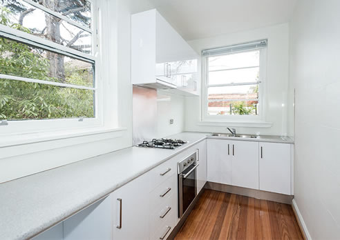 white scrylic kitchen splashback