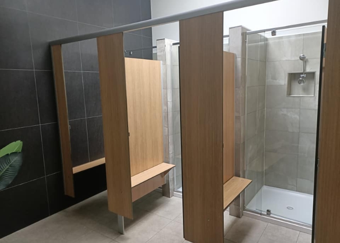 Custom Partition for Shower Cubicles by Flush Partitions