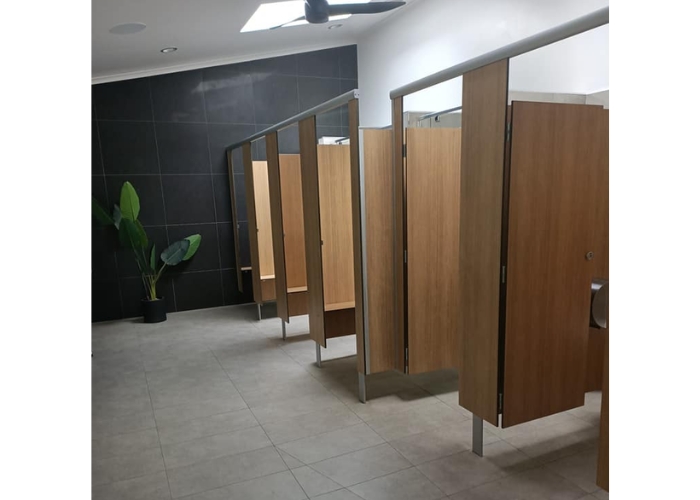 Custom Partition for Shower Cubicles by Flush Partitions