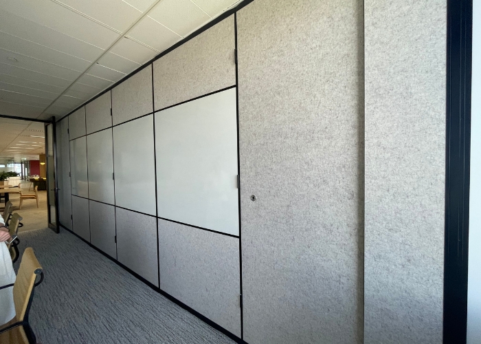 Centre-Stacking Operable Wall with Retracting Seals from Bildspec