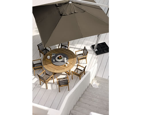 cantilevered shade umbrella