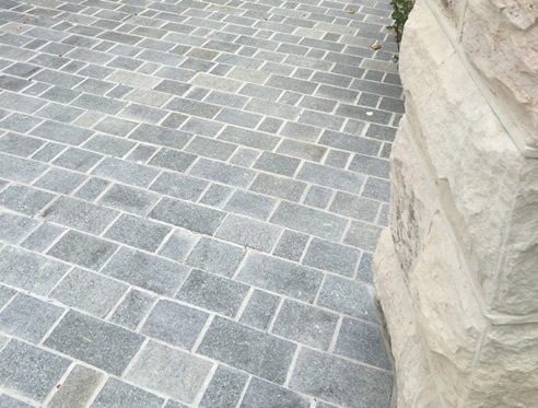 grey porphyry obblestone driveway