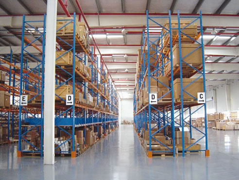 selective pallet racking in warehouse