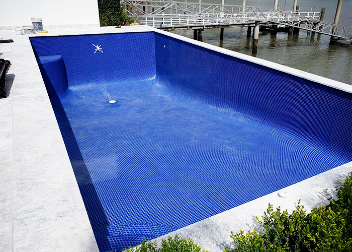 Glass Mosaic Tile Installation for Pools with LATICRETE