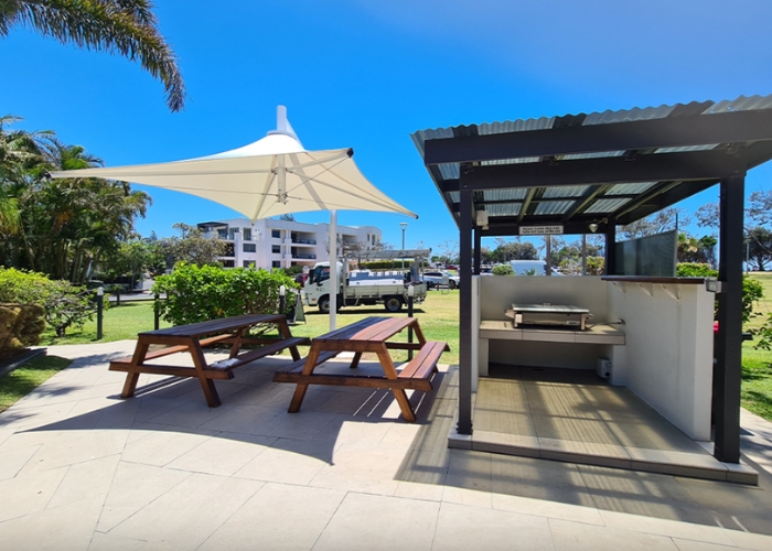Commercial Cantilever Umbrella for Outdoor Dining by MakMax Australia