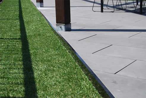 paving supported by adjustable pedestals
