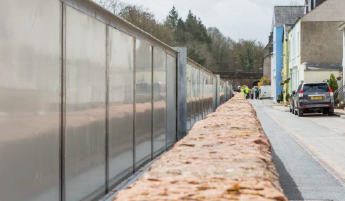 self-closing flood barrier