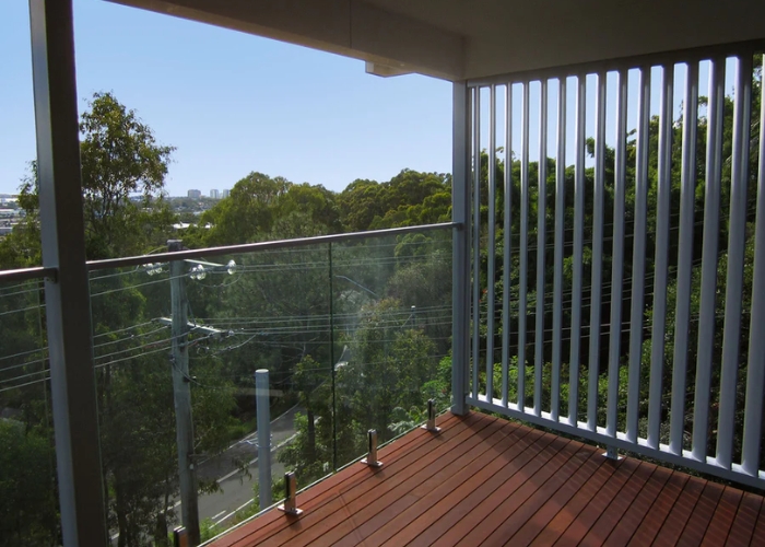 Fixed Louvre Screens for Balconies by Superior Screens