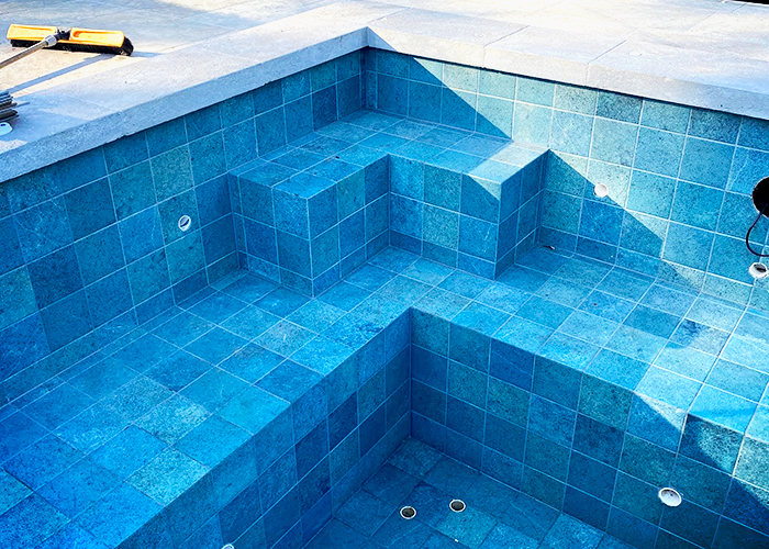 Glazed Porcelain Pool Installation Using LATICRETE