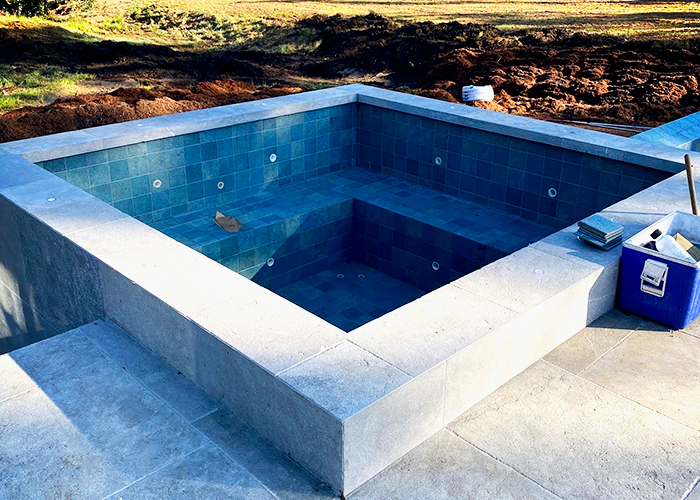 Glazed Porcelain Pool Installation Using LATICRETE