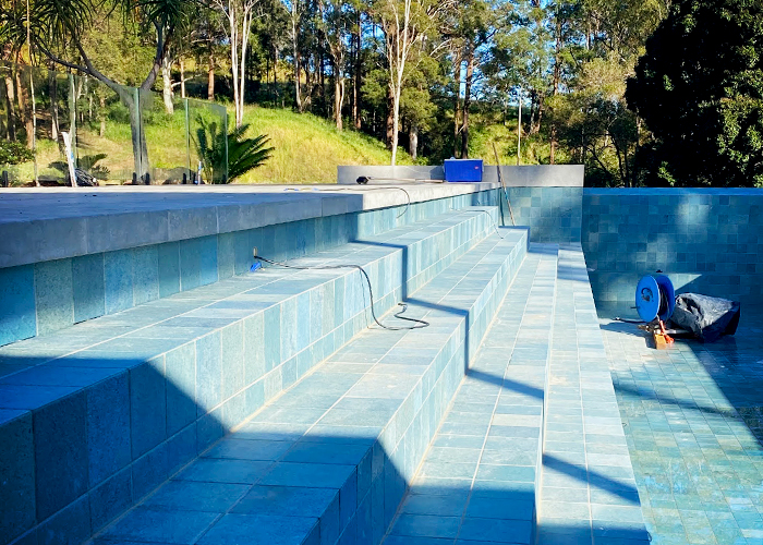 Glazed Porcelain Pool Installation Using LATICRETE