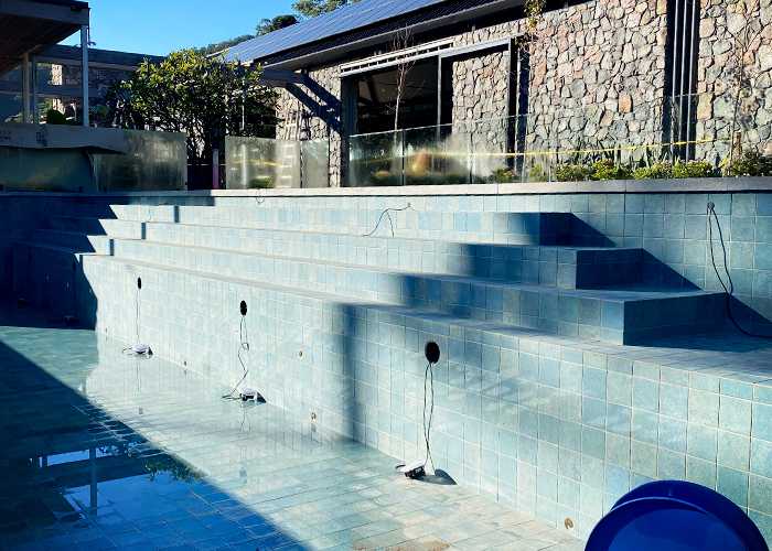 Glazed Porcelain Pool Installation Using LATICRETE