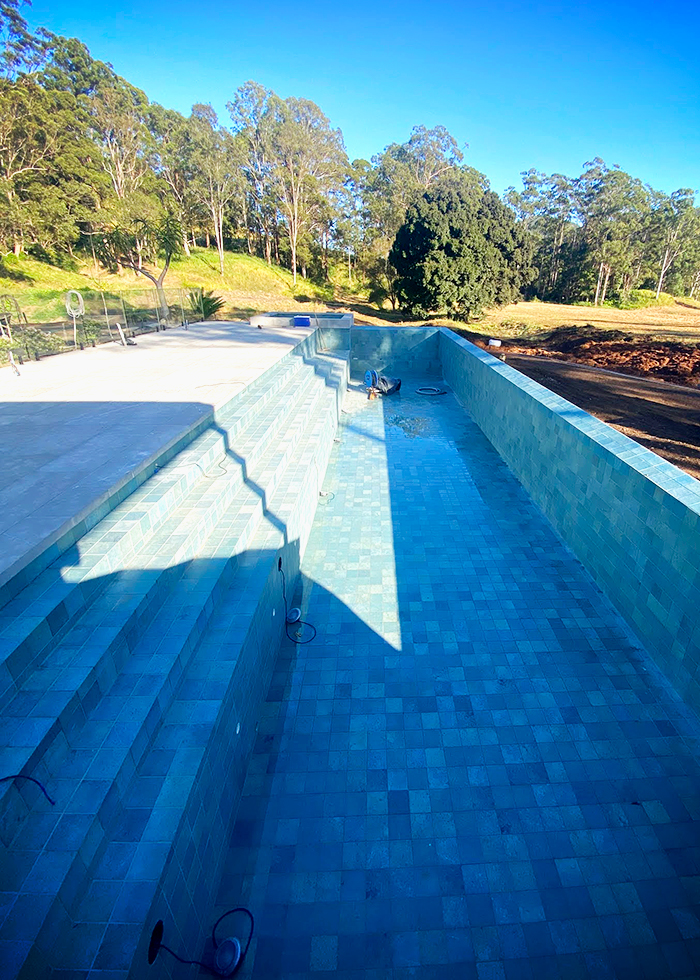 Glazed Porcelain Pool Installation Using LATICRETE