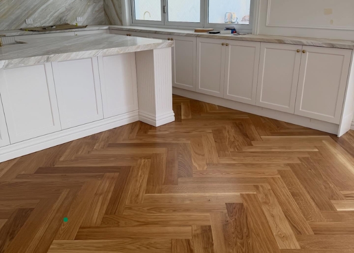 Fast Drying Floor Finish for Oak Parquetry by Synteko