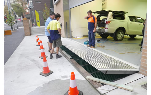 self-closing flood barrier