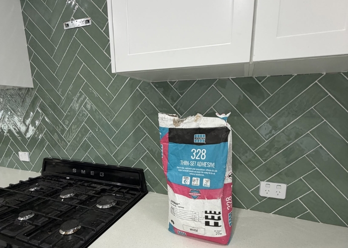 Contractor Grade Adhesive for Ceramic Tiles by Laticrete
