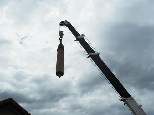 mini crane hoisting concrete column