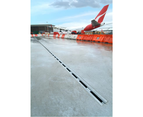 airport qantas maintenance