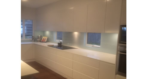 white acrylic kitchen splashback