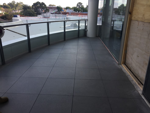 balcony paving supported by versipave